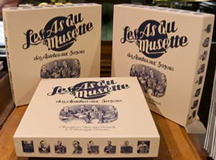 DEN BROECK Christian / CRAVIC Dominique VAN - The Bal Musette, Coffret en anglais du titre Les As du Musette : - Livre - di-arezzo.ch